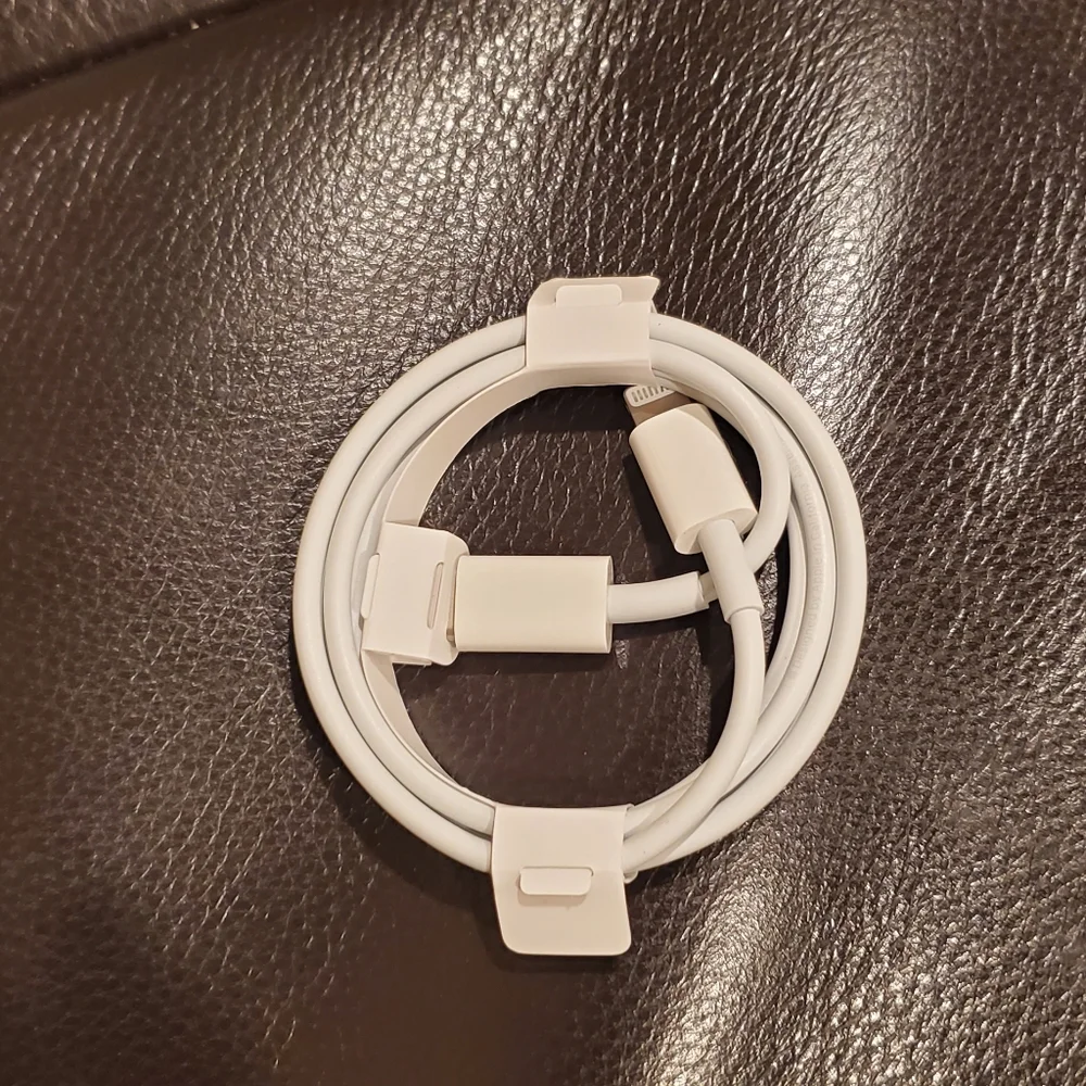 2 Apple USB -C Lighting